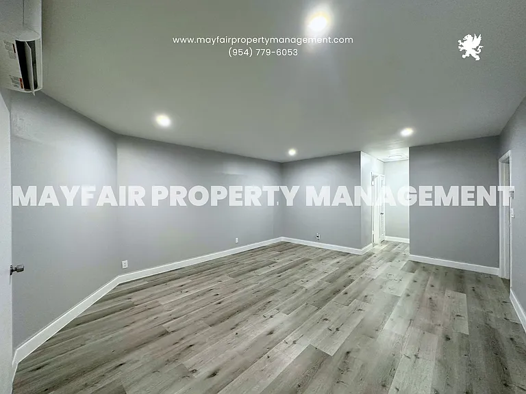 195 SE 10th St #3 — Photo 2