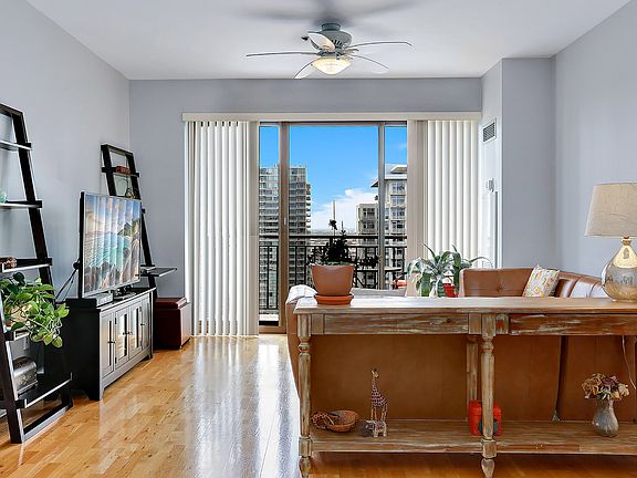 4th image of 1322 S Prairie Ave Unit 1203