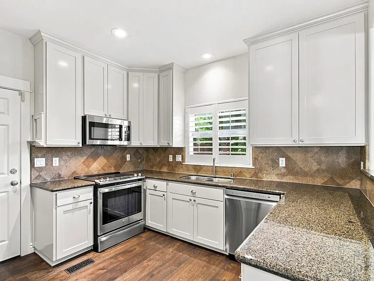 136 Creekside Village Dr — Photo 3