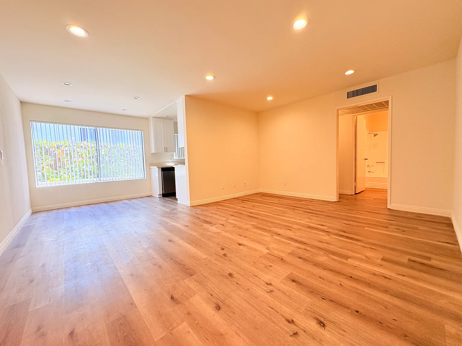 1049 Winchester Ave — Photo 2