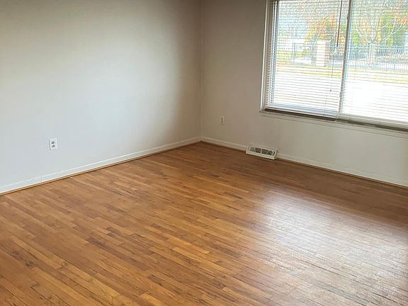 5th image of 22328 Hoffman St