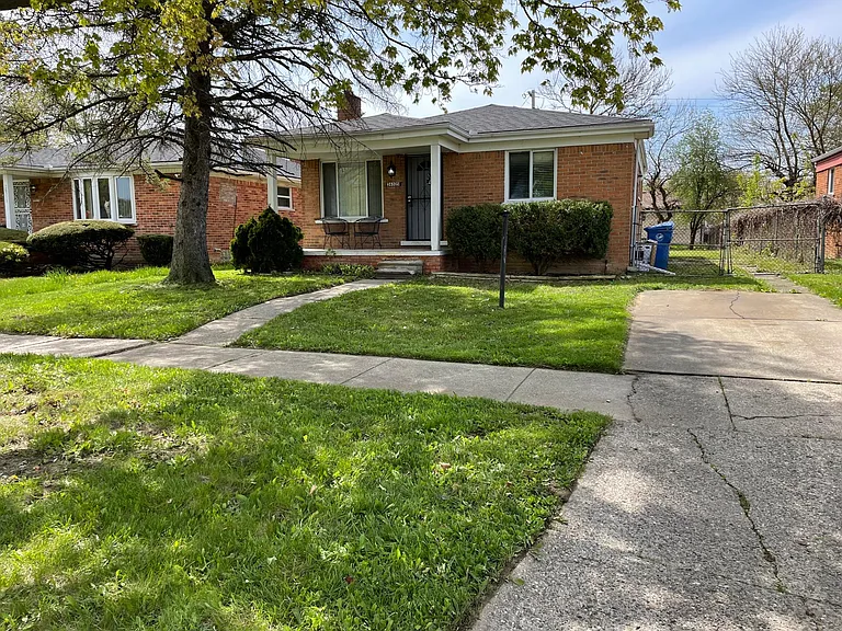 26325 Notre Dame St — Photo 3