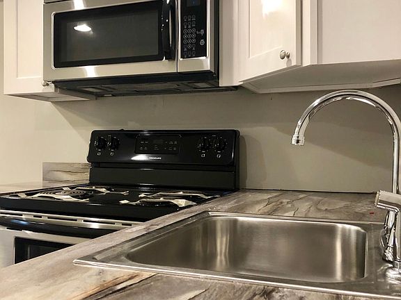 3rd image of 909 W Washington Blvd