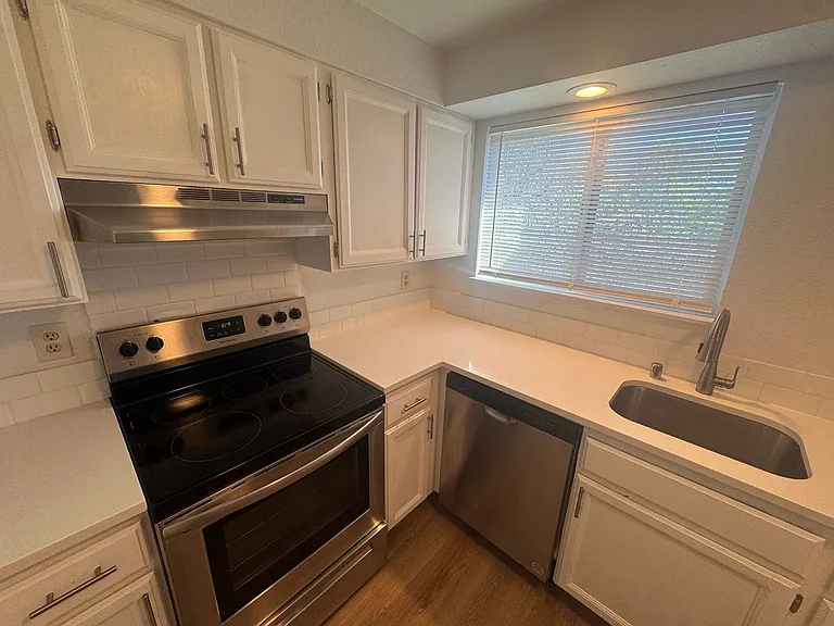 Stunning 2 Bed, 1 Bath w/ Laundry & AC in Lincoln Heights! — Photo 7