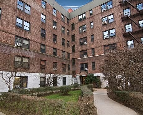 2nd image of 300 Hayward Ave APT Grk