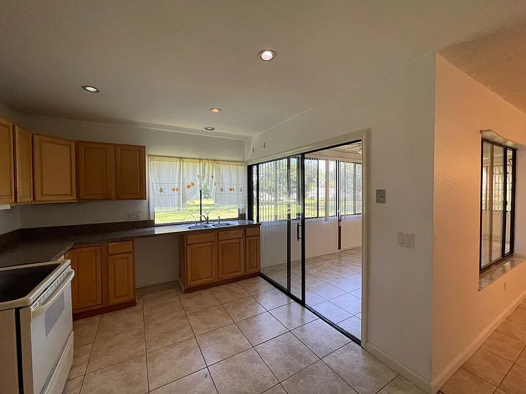 997 Mariposa Dr NE — Photo 3