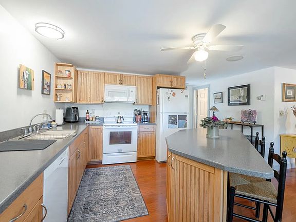 4th image of 67 Winter St #1