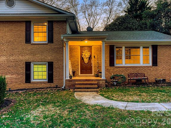 3rd image of 1315 Shady Bluff Dr