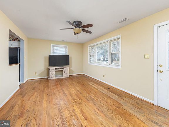 3rd image of 161 Riggins Blvd