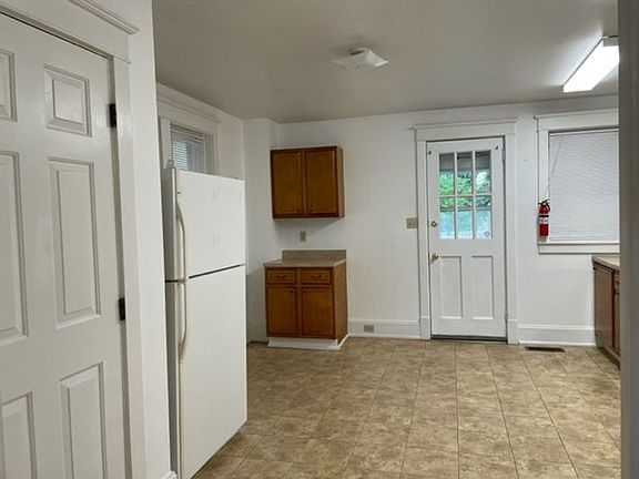 5th image of 2439 Penn St