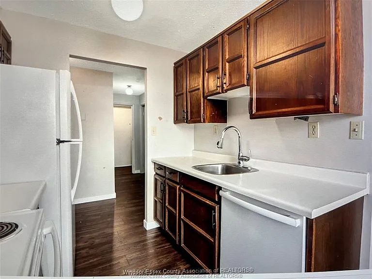 3936 Wyandotte St E #211 — Photo 6