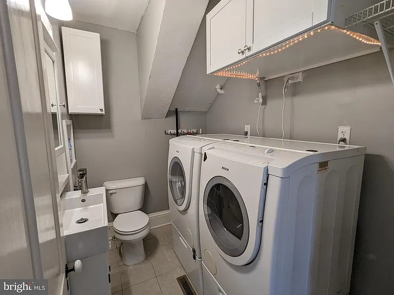 306 N Locust St — Photo 14