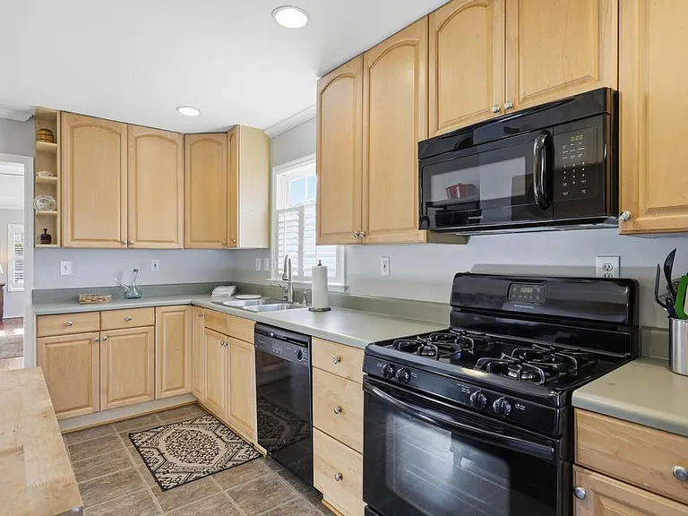 1474 Brooklyn Ave NW — Photo 9