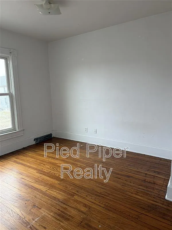 2 bed, 1.0 bath, 2241 sqft, $1,200 — Photo 4