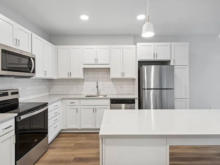 The Eloise Apartments — Photo 26