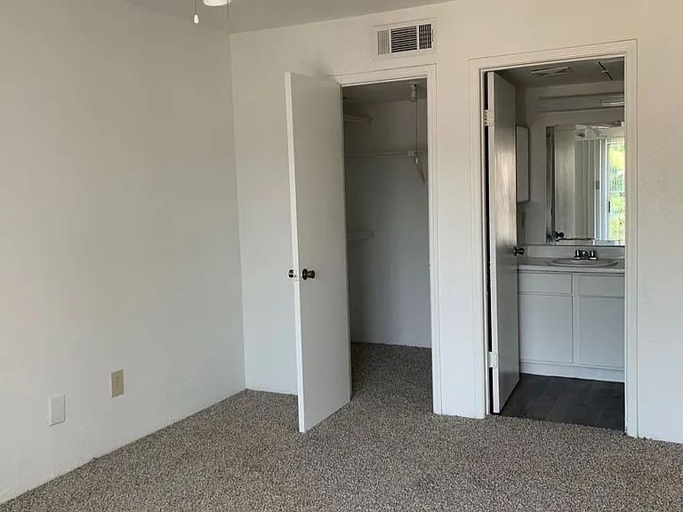Emerald Cove Apartments — Photo 32