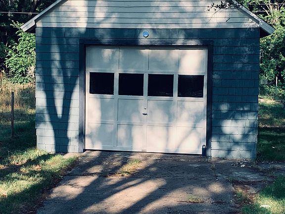 2nd image of 2912 Glade St