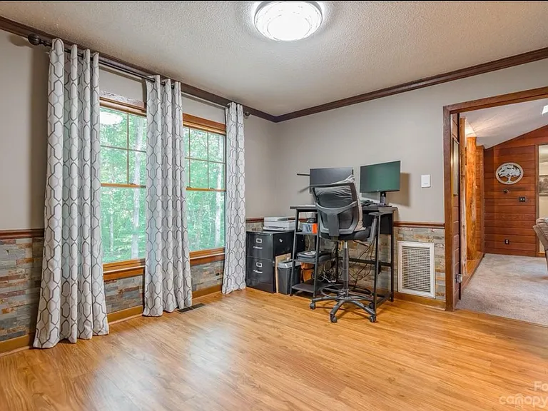 318 Wellington Dr — Photo 12