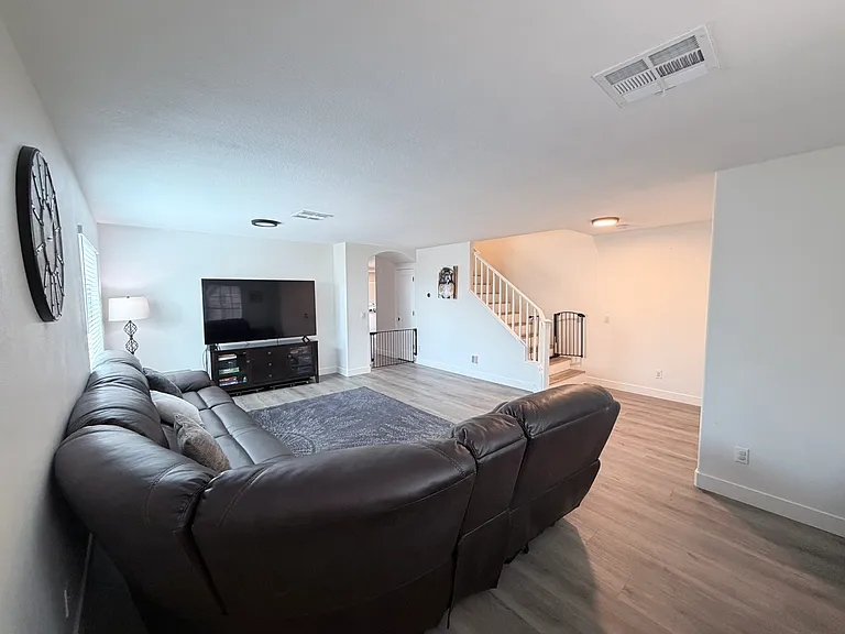 278 E Baylor Ln — Photo 4