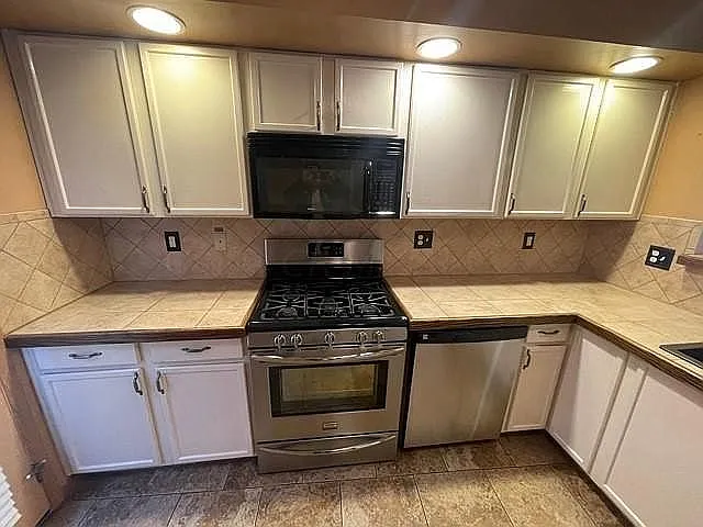 3 bed, 1600 sqft, $2,200 — Photo 3