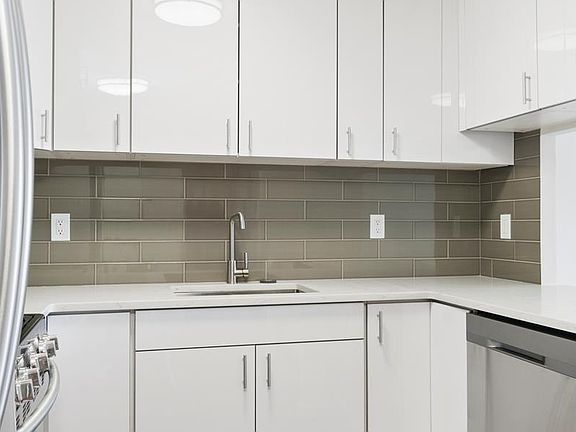 2nd image of 75 Henry St APT 20L