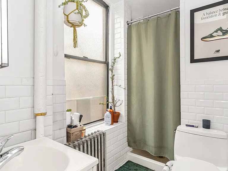 318 E 11th St #12 — Photo 4