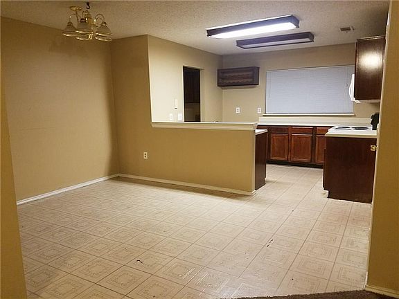 5th image of 727 Sewell Dr