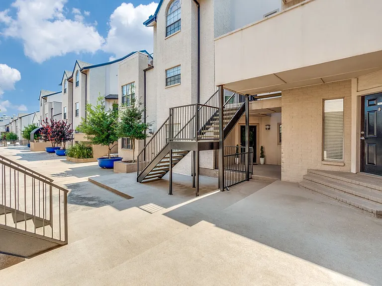 3901 Travis St #107 — Photo 2