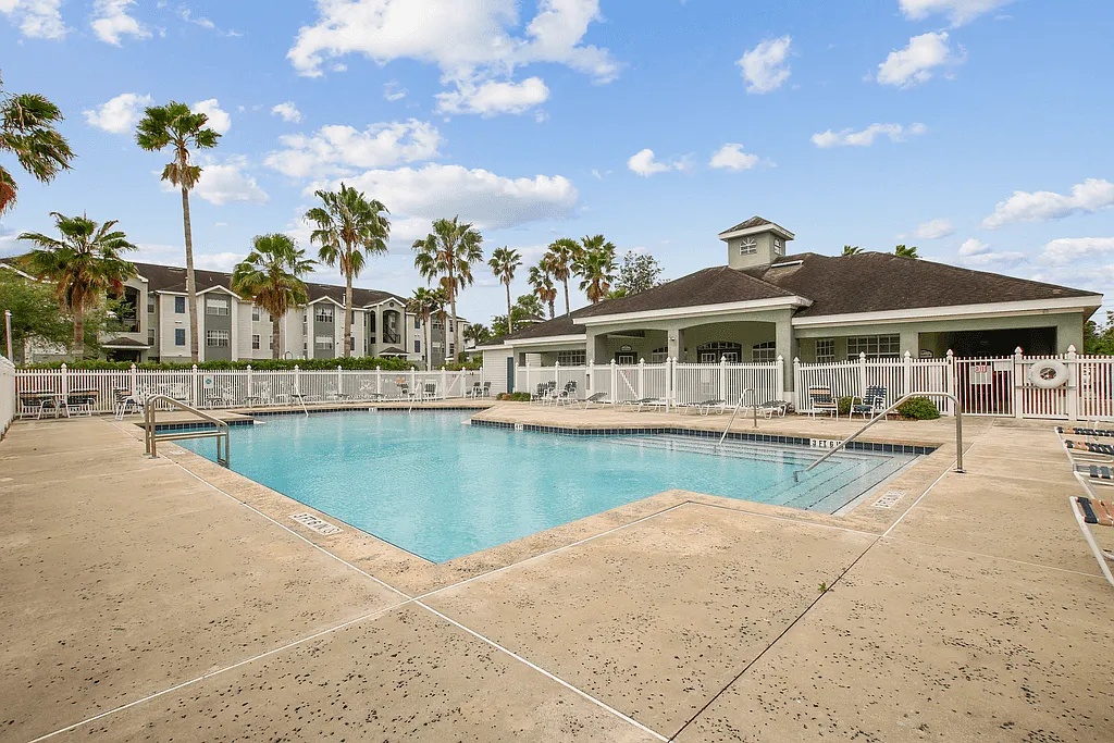 Waterford Pointe Apartments — Photo 1