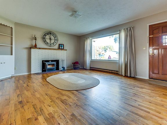 5th image of 744 SE 2nd St