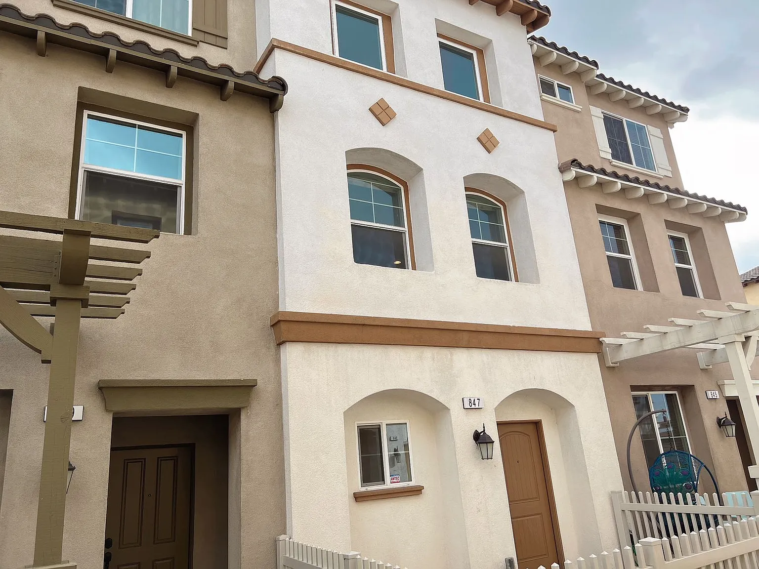 3 bed, 1492 sqft, $3,300 — Photo 1
