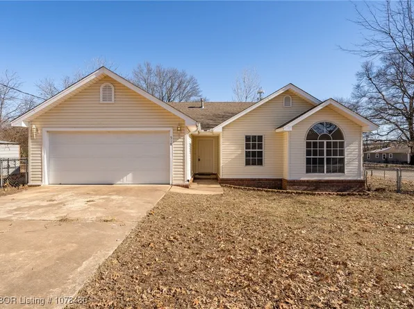 518 N 17th St, Van Buren, AR 72956