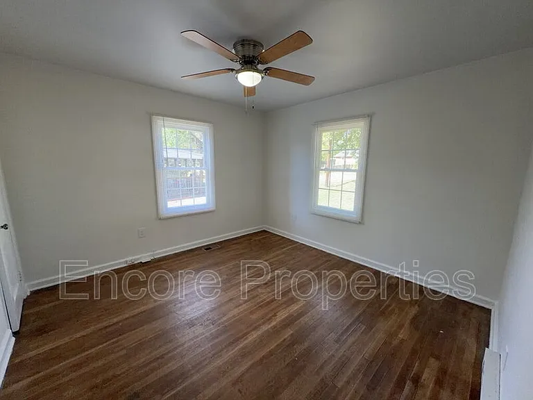 2731 Knowles St — Photo 8