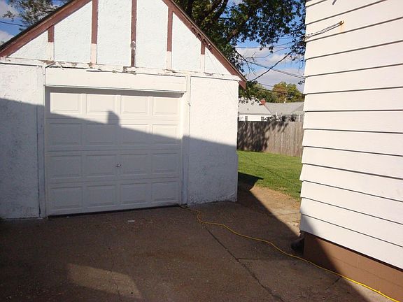 Detached garage