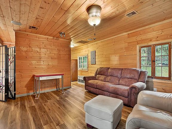 4th image of 255 Clubhouse Ln