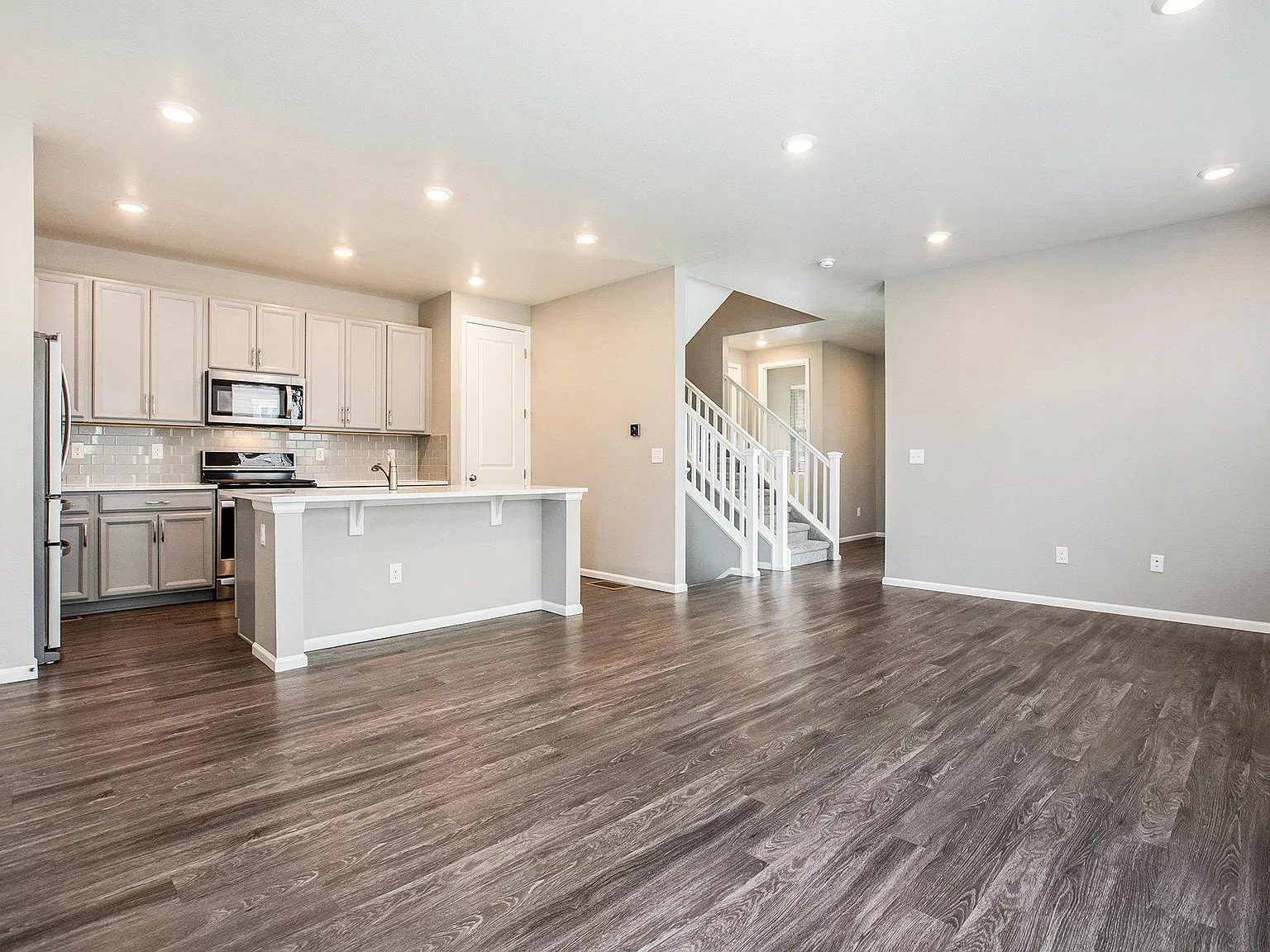 4 bed, 3.5 bath, 2501 sqft, $3,295 — Photo 3