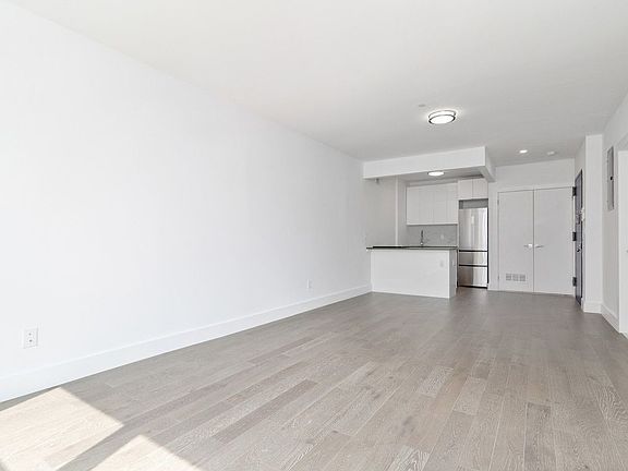 4th image of 154 Graham Ave #3R