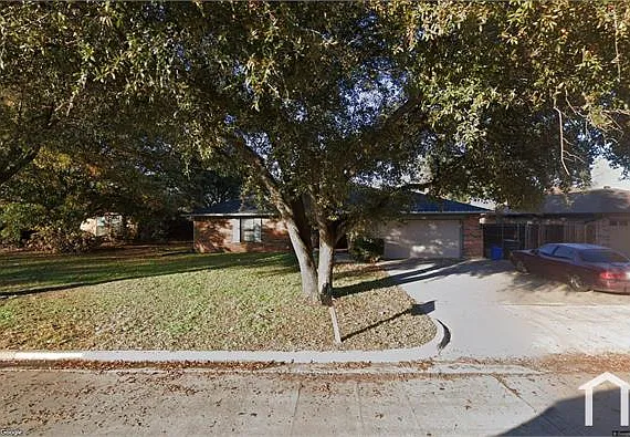 223 Meadowbrook Ln — Photo 1