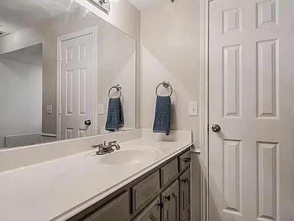 4th image of 3549 Teakwood Ln #1
