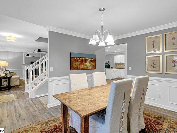 4th image of 500 E Mountain Creek Rd