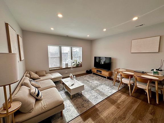 4th image of 3356 W Montrose Ave #3358-3