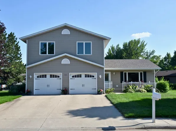 1101 Winchester Dr, Pierre, SD 57501