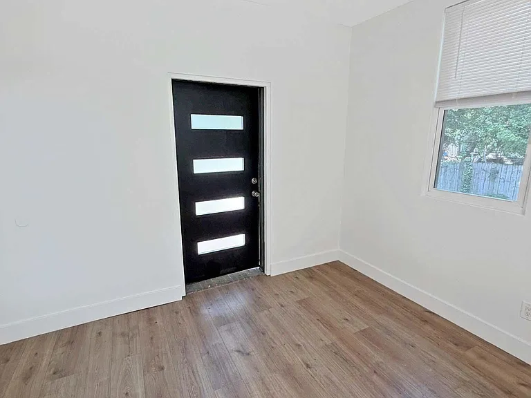 132 Bayview Ave #1 — Photo 14