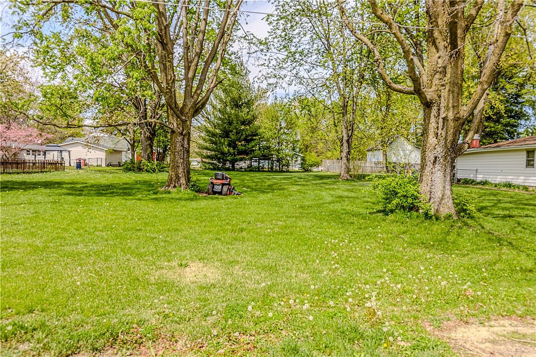 E Wall St, Moweaqua, IL 62550 | Zillow