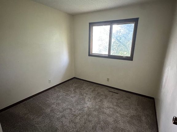 3rd image of 703 Westridge Rd