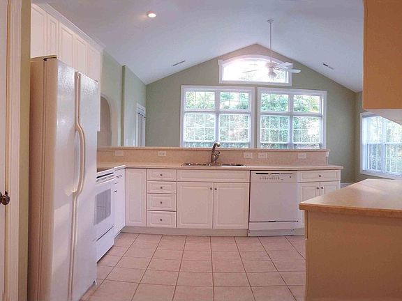 Large sunny eat-in kitchen 