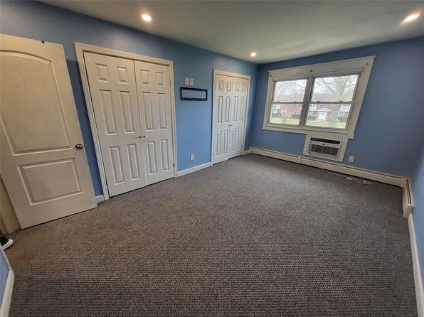 15 Hemlock Drive E #B18, Bay Shore, NY 11706