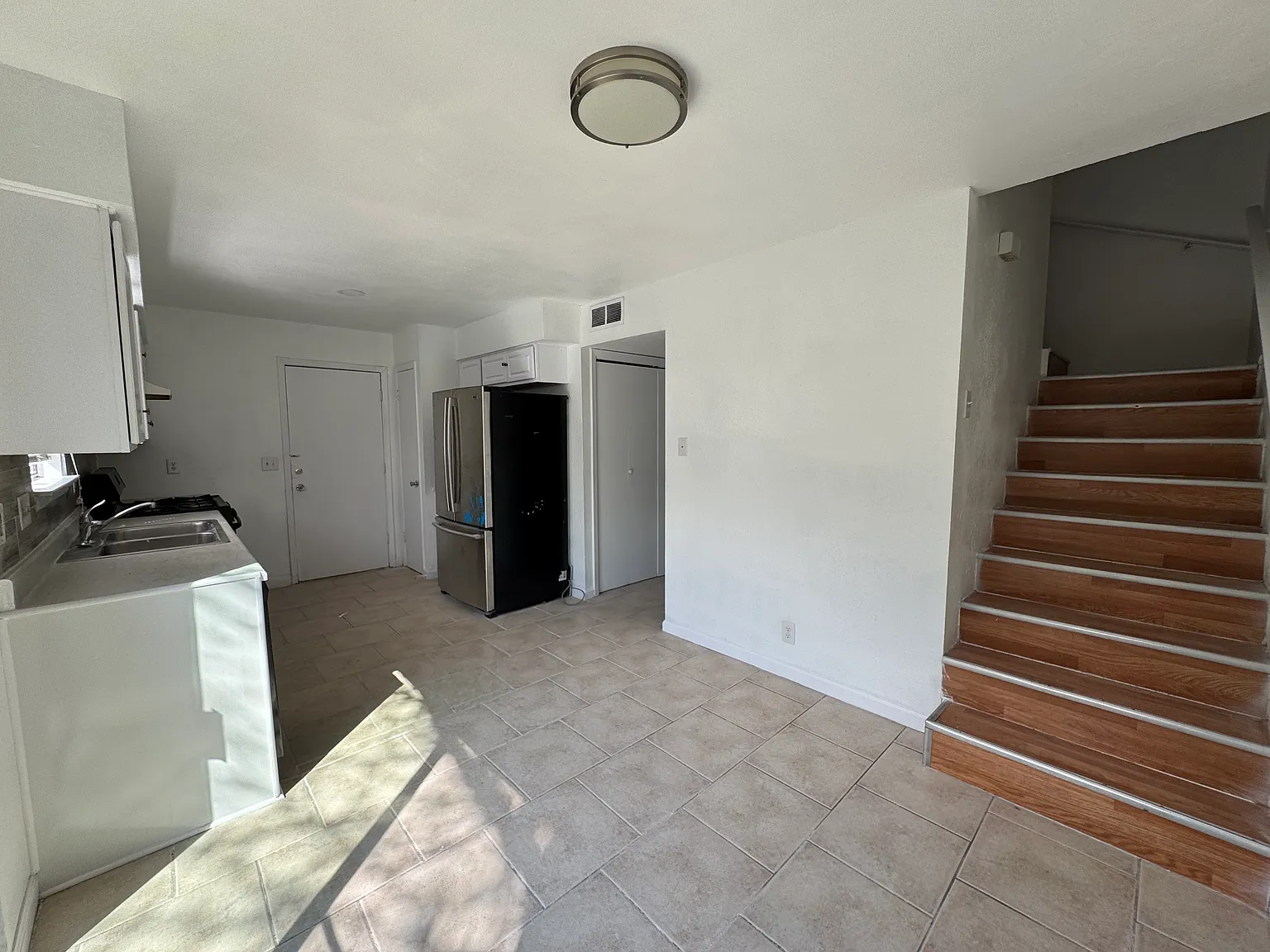 3 bed, 1200 sqft, $1,990 — Photo 3