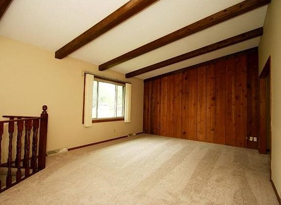 2nd image of 1901 S Meadowwood Ct