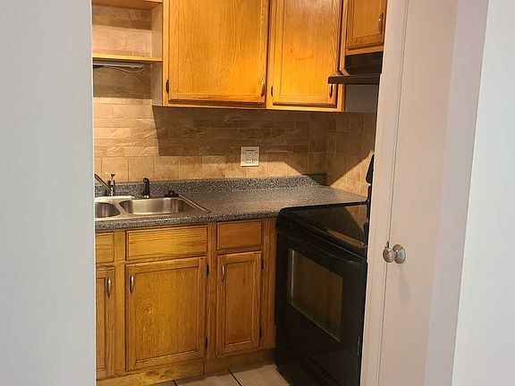 3rd image of 1019 N Boxwood Dr APT 108